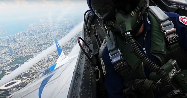 鳥肌 自衛隊がブルーインパルスの飛行動画を公開 コックピットから見る東京の景色が圧巻 飛行隊員インタビューあり ニコニコニュース