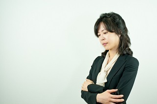 相手を見るときにやってはいけないこと 目を細める 腕組み ニコニコニュース 相手を見るときにやってはいけないこと 目を細める 腕組み ニコニコニュース