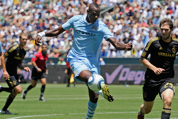 悪童バロテッリ 衝撃の ルーレットシュートミス に再脚光 伝説 冗談だろ ニコニコニュース