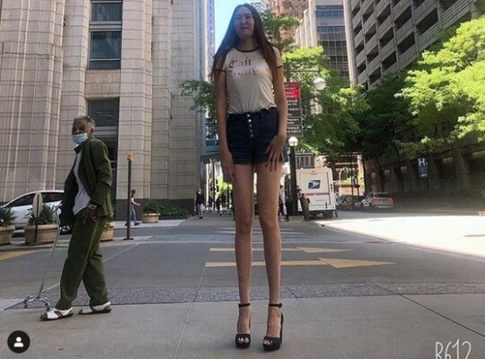 長すぎてロング 股下134cm 身長210cmのあしなが女性に注目が集まる アメリカ ニコニコニュース