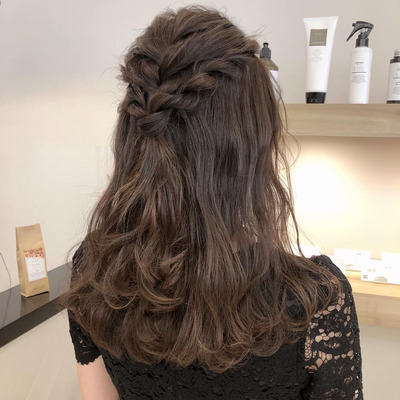 ハーフアップ編み込みの簡単なやり方を解説 結婚式でも使えるアレンジも ニコニコニュース ハーフアップ編み込みの簡単なやり方を解説 結婚式でも使えるアレンジも ニコニコニュース