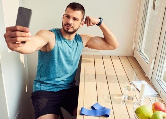 筋肉を大きく見せる自撮り方法 筋トレ写真おすすめの撮り方 ニコニコニュース 筋肉を大きく見せる自撮り方法 筋トレ写真おすすめの撮り方 ニコニコニュース