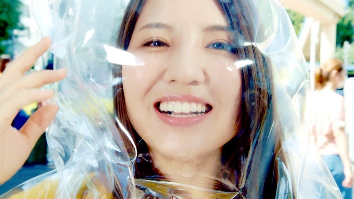 ビニールシート の中で歌う阿部真央がかわいいと大評判 阿部真央 新曲 Be My Love Mv公開 ニコニコニュース ビニールシート の中で歌う阿部真央がかわいいと大評判 阿部真央 新曲 Be My Love Mv公開 ニコニコニュース
