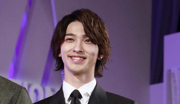 横浜流星 キモ撮り でエア ディオール スニーカーを披露 ナチュラルな笑顔に50万 いいね ニコニコニュース