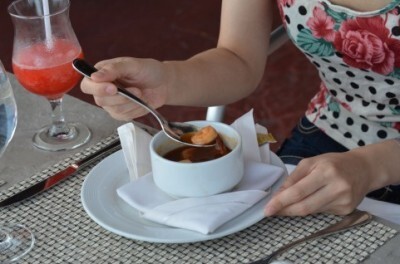 テーブルマナー 食事の時 あなたの左手はどこ 日本はテーブルの上 米国ではテーブルの下 ニコニコニュース