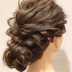 ロングヘアさん必見 結婚式にぴったりの四つ編みシニヨンアレンジ ニコニコニュース ロングヘアさん必見 結婚式にぴったりの四つ編みシニヨンアレンジ ニコニコニュース