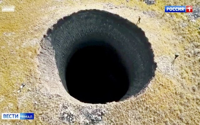 シベリアで偶然発見された深さ50メートル以上の巨大な穴 永久凍土が溶け地下にたまったメタンが爆発か ロシア ニコニコニュース シベリアで偶然発見された深さ50メートル以上の巨大な穴 永久凍土が溶け地下にたまったメタンが爆発か ロシア ニコニコニュース