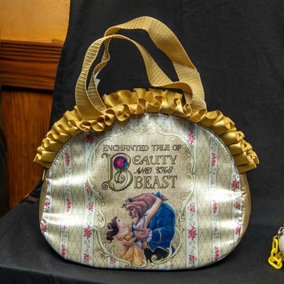 シャンパンカラーのフリルがおしゃれ 東京ディズニーランド 美女と野獣 スーベニアランチケース ニコニコニュース