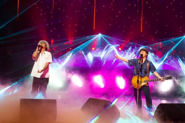 コブクロ初の配信ライブ開催 ドラマで話題の新曲をライブ初披露 無観客でも爆笑トーク 感動へと包み込む ニコニコニュース コブクロ初の配信ライブ開催 ドラマで話題の新曲をライブ初披露 無観客でも爆笑トーク 感動へと包み込む ニコニコニュース