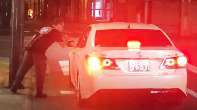 職権濫用だ 覆面パトカーが一方通行の道に進入 赤色灯点灯で強行突破 近くにいたパトカーも見て見ぬふり ニコニコニュース
