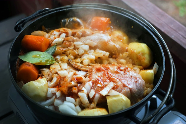 普通の 鍋 と何が違う キャンパーが ダッチオーブン を崇めるワケと気になる使い方 ニコニコニュース