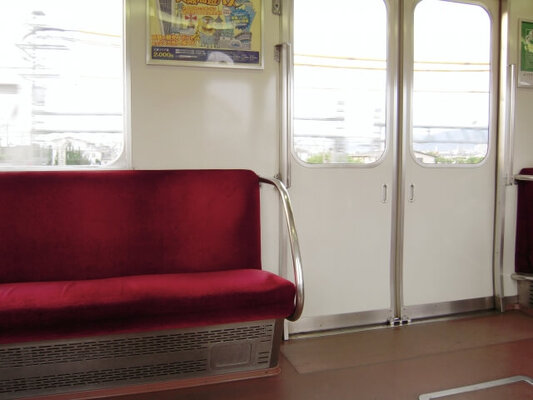 電車で彼女を立たせて彼氏が座ってた 考えられない と憤る投稿に 正義マン 座りたいほうが座ればいい と批判の声 ニコニコニュース 電車で彼女を立たせて彼氏が座ってた 考えられない と憤る投稿に 正義マン 座りたいほうが座ればいい と批判の声 ニコニコニュース