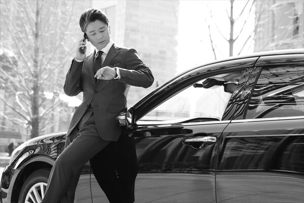 中村倫也の 社長姿 を激写 高級車にもたれるイケメンな休日 キュン死する ニコニコニュース 中村倫也の 社長姿 を激写 高級車にもたれるイケメンな休日 キュン死する ニコニコニュース