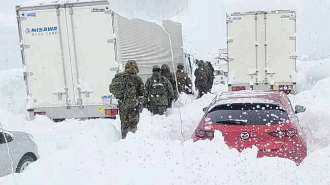 雪深い関越道を6kmも歩いて立ち往生の救助に駆けつけた自衛隊員の謙虚な言葉に感謝の声 ニコニコニュース