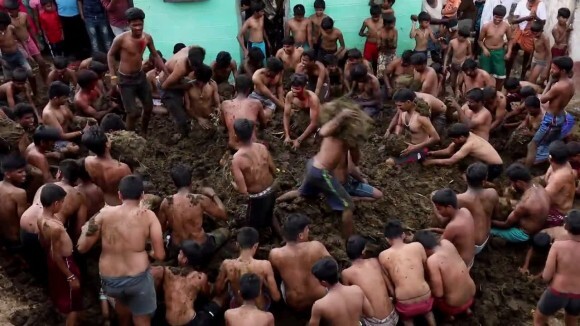 牛糞を投げあい牛糞にまみれる インド伝統行事 ディワリ祭 ニコニコニュース 牛糞を投げあい牛糞にまみれる インド伝統行事 ディワリ祭 ニコニコニュース
