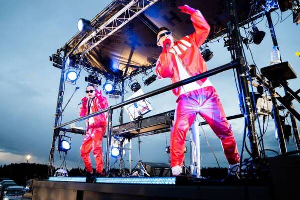 C K 全国9カ所ドライブインライブ 総車両台数1 800台 総動員数5 800人達成 年内最終公演に400台が集結 ニコニコニュース C K 全国9カ所ドライブインライブ 総車両台数1 800台 総動員数5 800人達成 年内最終公演に400台が集結 ニコニコニュース