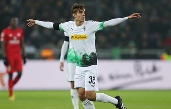 珍プレー好プレー 距離の長さは関係なし 次代のトニ クロース が決めた超ロングシュート 年1月 好プレー ニコニコニュース