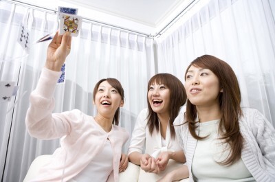 フレネミー女子の特徴 嫌いな子にもちゃんと親友かのように接する ニコニコニュース