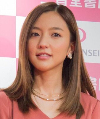 真野恵里菜 柴崎岳選手 1年ぶりの 夫婦shot が 美男美女とはこのこと 幸せそう と話題 ニコニコニュース