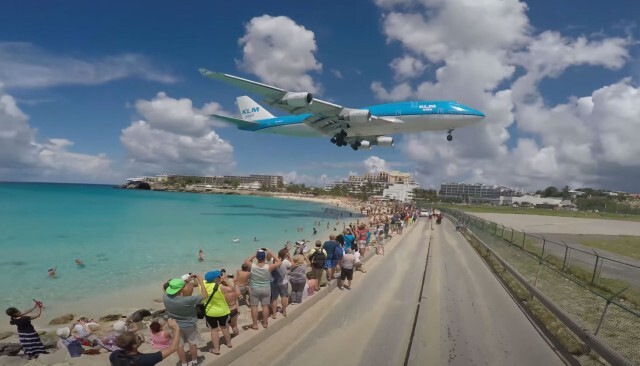 頭上スレスレの迫力 セント マーチン島名物の低空で飛ぶ飛行機の高画質映像まとめ ニコニコニュース