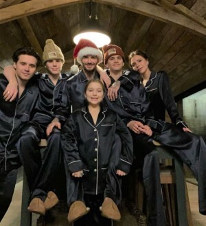 ベッカム一家 家族6人のクリスマス写真にファン称賛 パジャマ姿がカッコいい唯一のファミリー ニコニコニュース ベッカム一家 家族6人のクリスマス写真にファン称賛 パジャマ姿がカッコいい唯一のファミリー ニコニコニュース