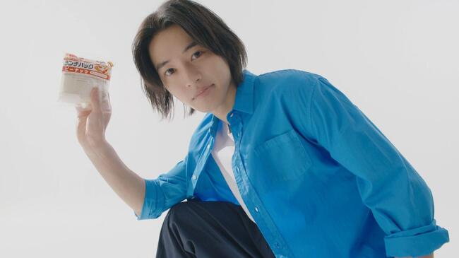 山崎賢人 ランチパック 目掛けて大ジャンプ うまっ とお茶目な笑顔弾ける新cm ニコニコニュース