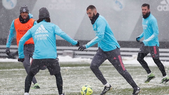 レアル マドリー選手たち 雪合戦 で大はしゃぎする ニコニコニュース レアル マドリー選手たち 雪合戦 で大はしゃぎする ニコニコニュース