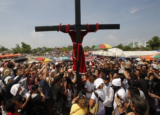 参加者の手足を本物の釘で打ち付け十字架にはりつけにするフィリピンの狂気の祭り Philippine ニコニコニュース 参加者の手足を本物の釘で打ち付け十字架にはりつけにするフィリピンの狂気の祭り Philippine ニコニコニュース
