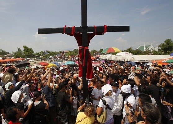 参加者の手足を本物の釘で打ち付け十字架にはりつけにするフィリピンの狂気の祭り Philippine ニコニコニュース