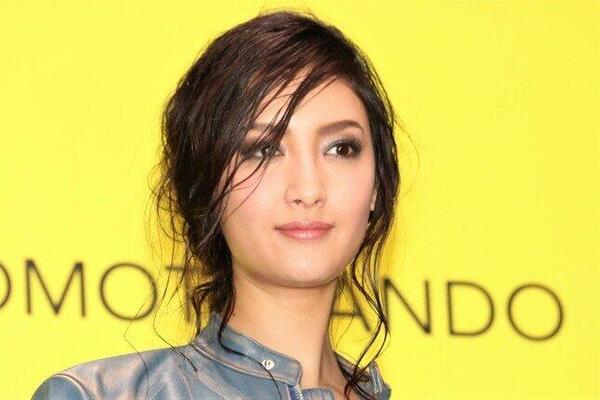 菜々緒のコーンロウ姿が 似合いすぎ 人生初のヘアスタイルに反響 こわっ 大迫力 ニコニコニュース 菜々緒のコーンロウ姿が 似合いすぎ 人生初のヘアスタイルに反響 こわっ 大迫力 ニコニコニュース