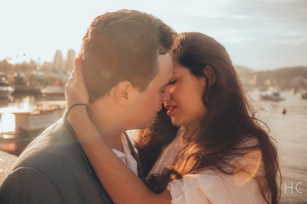 上級者の極意 キスをするときにオススメな 手を添える場所 とは ニコニコニュース 上級者の極意 キスをするときにオススメな 手を添える場所 とは ニコニコニュース