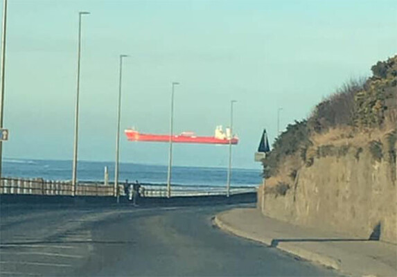 宙に浮く赤い船 思わず目を疑ってしまう驚きの光景 スコットランド ニコニコニュース