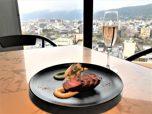 京都 東山と桜を望めるホテルの絶景レストラン バー さくらフェア でランチを堪能 The Gate Hotel ニコニコニュース