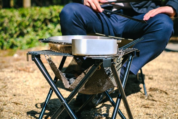 軽量折りたたみ可能なグリル&焚き火台「Folding Fire Mini」