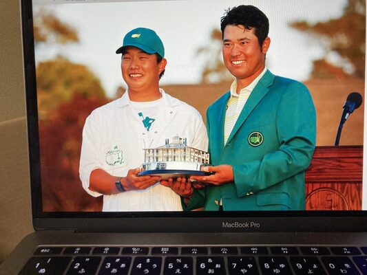 アジア初の快挙 松山英樹のマスターズ優勝の裏で世界が賞賛する早藤キャディのお辞儀 ニコニコニュース