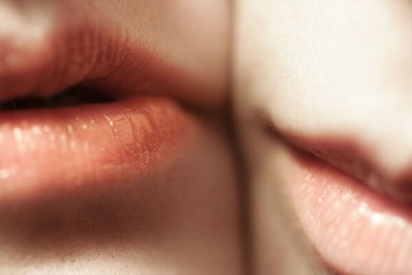 もしかしてキスしたいの 男を誘う 色っぽキス待ち仕草 って ニコニコニュース