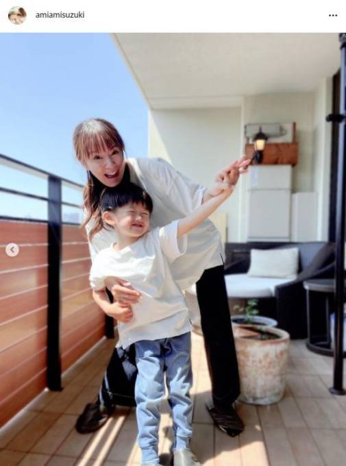 鈴木亜美 親子リンクコーデ を披露し 可愛くてキュン 絵になる親子 の声 ニコニコニュース