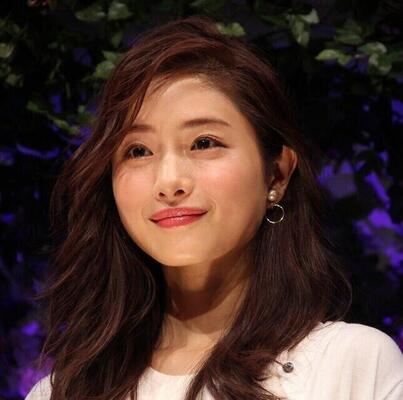 石原さとみは モノクロでも美しい 綾野剛撮影の微笑みショットに22万いいねの大絶賛 ニコニコニュース 石原さとみは モノクロでも美しい 綾野剛撮影の微笑みショットに22万いいねの大絶賛 ニコニコニュース