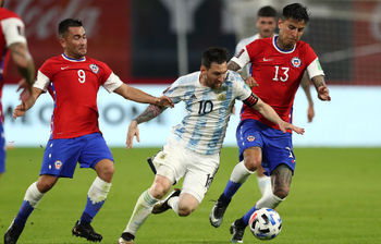 メッシがゴールもマラドーナ氏死後初のアルゼンチン代表の試合はチリとドロー カタールw杯南米予選 ニコニコニュース メッシがゴールもマラドーナ氏死後初のアルゼンチン代表の試合はチリとドロー カタールw杯南米予選 ニコニコニュース