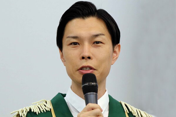 ハライチ 岩井勇気が日本語に素朴な疑問 女優顔負けの美人って謎な言葉 ニコニコニュース ハライチ 岩井勇気が日本語に素朴な疑問 女優顔負けの美人って謎な言葉 ニコニコニュース