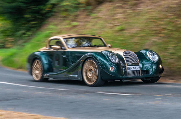 木製シャシーにbmw V8 モーガン エアロ8 英国版中古車ガイド モデルライフ18年 ニコニコニュース