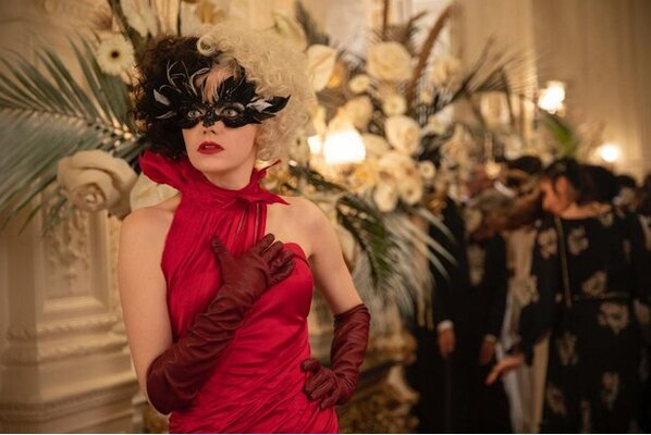 過去最大の仕事 とオスカー受賞デザイナーが自負する クルエラのハイセンスすぎるファッションたち ニコニコニュース