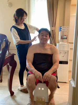 花田虎上 妻に白髪染めをしてもらう様子を公開 仲良し 優しい の声 ニコニコニュース 花田虎上 妻に白髪染めをしてもらう様子を公開 仲良し 優しい の声 ニコニコニュース