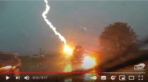 車に雷が直撃した瞬間 恐ろしい映像だ 電気系統全部ダメになっただろうな ニコニコニュース