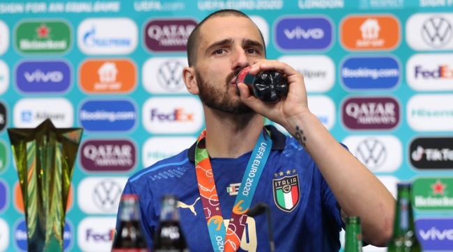 Euro優勝のイタリア代表ボヌッチ コーラとハイネケンを飲みまくる ニコニコニュース Euro優勝のイタリア代表ボヌッチ コーラとハイネケンを飲みまくる ニコニコニュース
