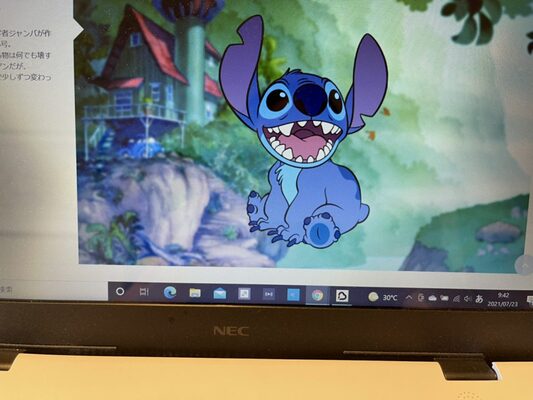 ディズニー スティッチの頭が走っている最中にポロっと落ちてしまう動画が拡散 ニコニコニュース