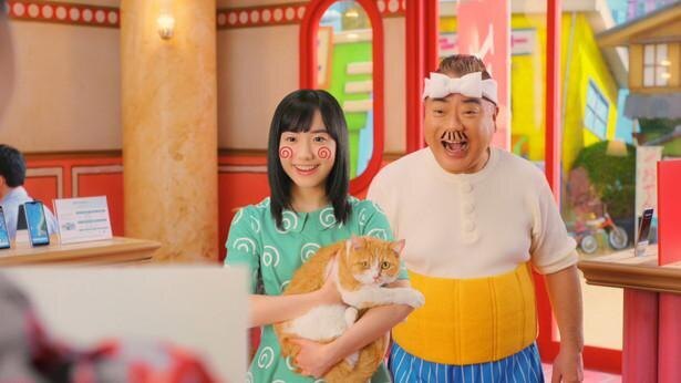 出川哲朗 新cmでみせた 全身墨だらけ の姿に芦田愛菜びっくり マンチカンの2代目 ふてニャン も登場 ニコニコニュース