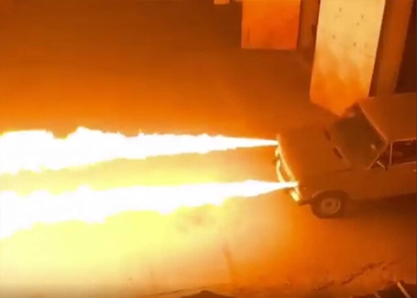 ヘッドライトに火炎放射器を搭載 10メートル先まで炎を飛ばす魔改造車 ロシア ニコニコニュース